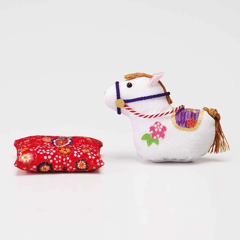 馬と座布団はセットになっており<br>完成後すぐに飾れるので、ご自宅用にはもちろん<br>贈り物にもぴったりです