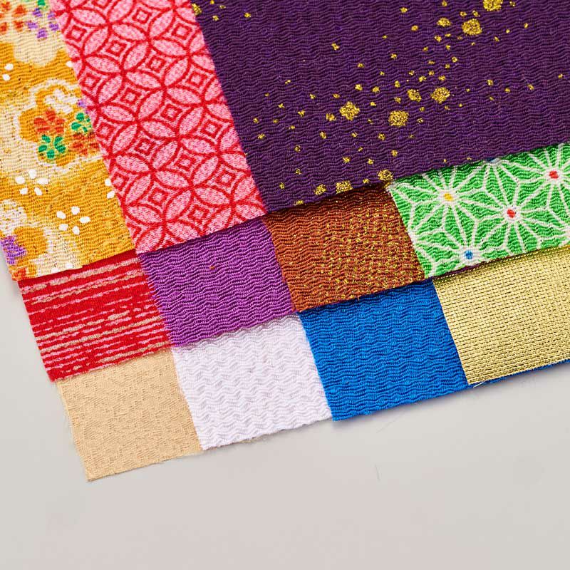 ちりめん布やジャガード生地など11枚の布を使います