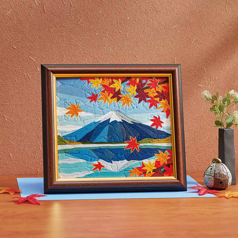 日本の秋を象徴する紅葉と雄大な富士山の風景を、刺繍糸ならではの繊細さで丁寧に表現します（額は別売りです）