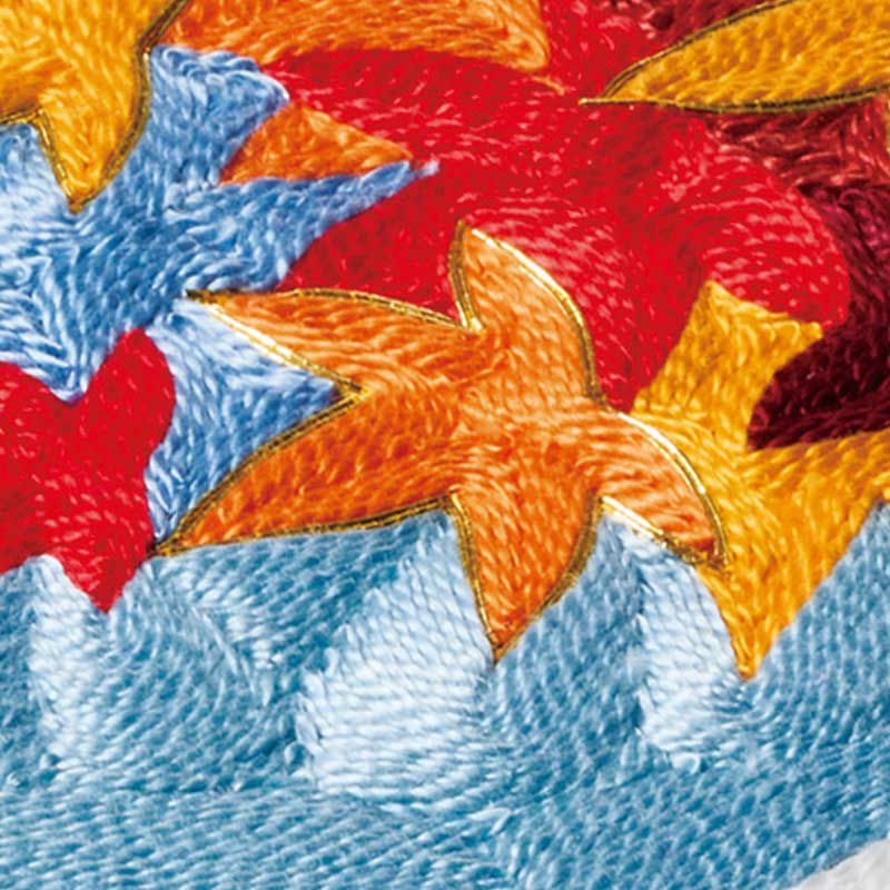 紅葉の一部には金糸を使います