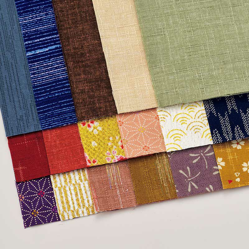 民芸小物のような温かみのある雰囲気の布を含む17枚の布を使用します