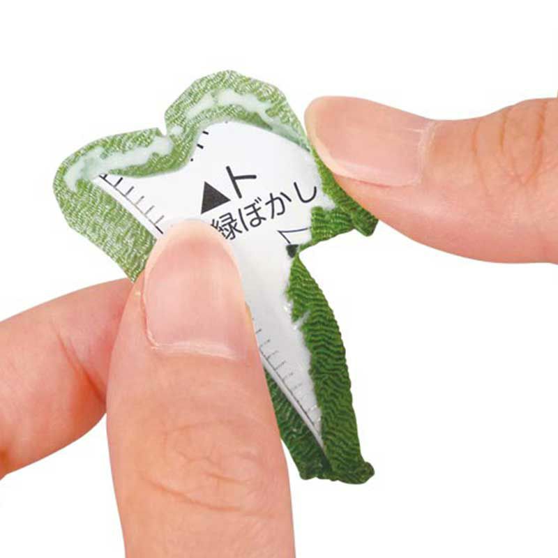 型抜き済みパーツを布でくるみます