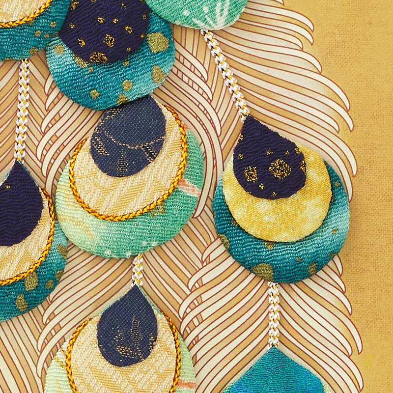 孔雀の羽根の部分には、金襴布を両面シールで貼って仕上げます