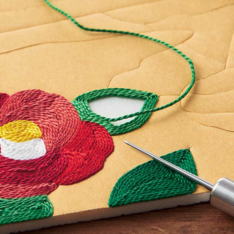 糸の詩マグネット・ふくろう<br>ボードに刺繍糸を貼っていくだけで、完成度の高い作品を作れます