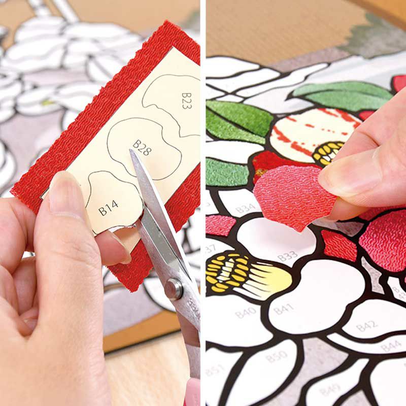 さくらあーと・椿のしおり<br>素材をはさみで切って、下絵に貼っていくだけで完成します