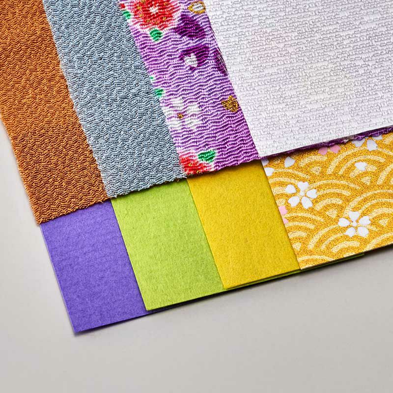 ちりめん布を4枚、和紙を4枚使用して色鮮やかな箸袋に仕上げます