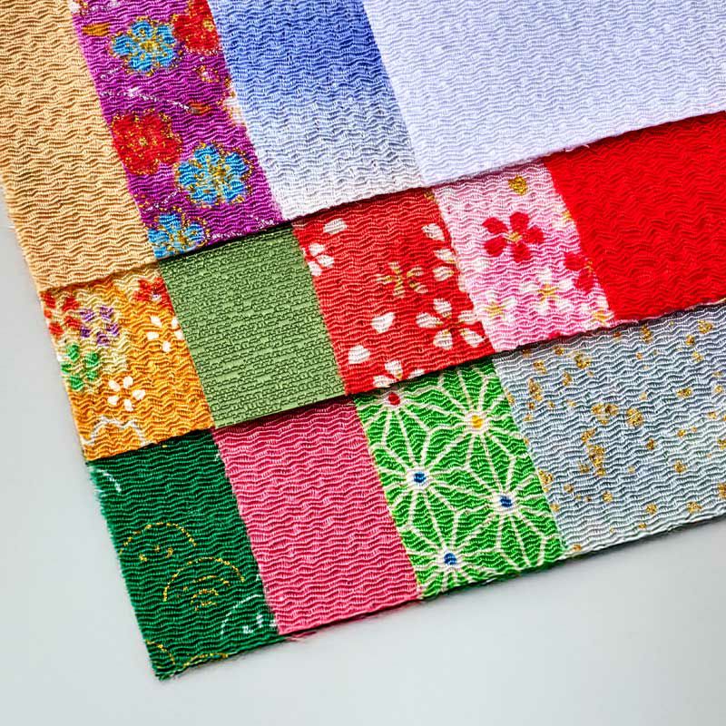 ちりめん布を13枚使用し、色鮮やかで豪華な年賀はがきに仕上げます