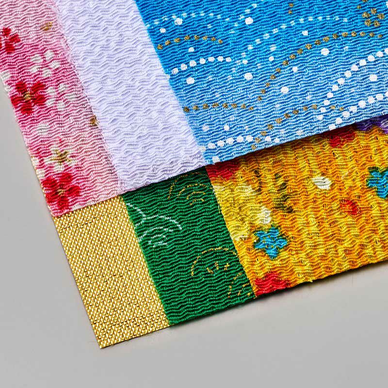 色鮮やかなちりめん布や金地の布を、合わせて6枚使って作ります