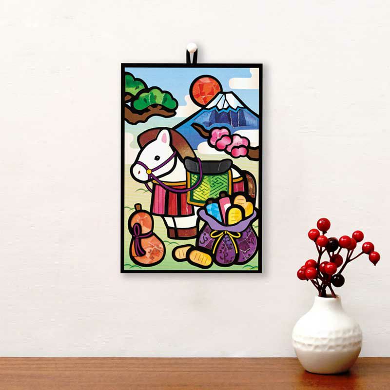 つぶらな瞳が可愛らしい飾り馬と、縁起の良いモチーフが盛りだくさんのえと飾り