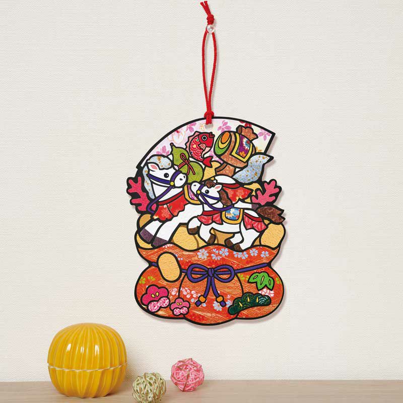 微笑ましい親子のうまと、今にも飛び出してきそうな縁起物の賑やかな絵柄