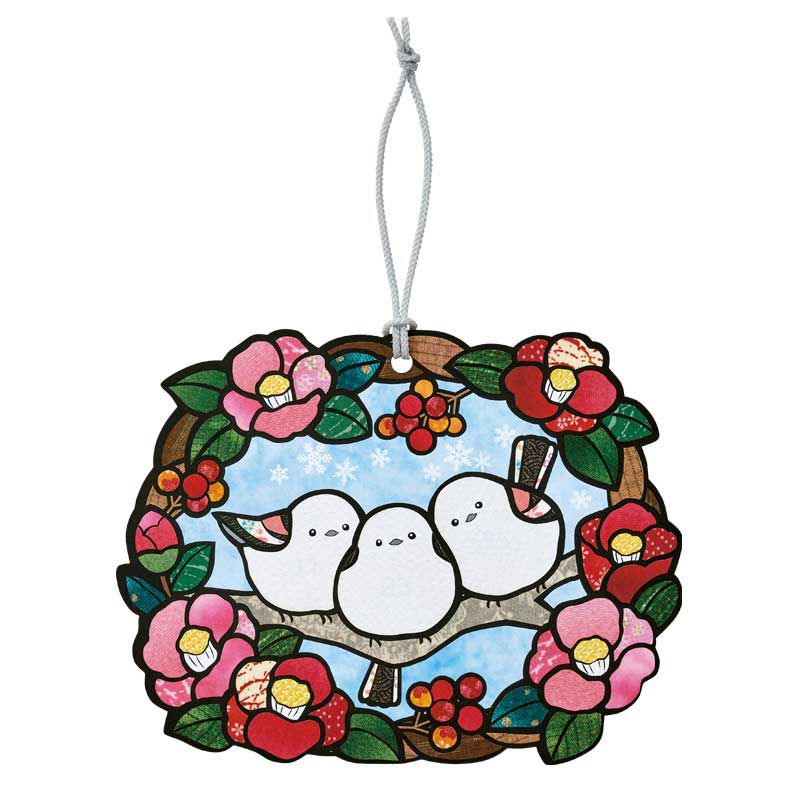 仲睦まじく寄り添う3羽の可愛らしいシマエナガ