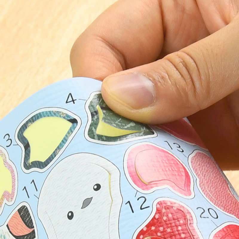 厚みのある部品シートです。折り曲げるとパーツが簡単に剥がれます