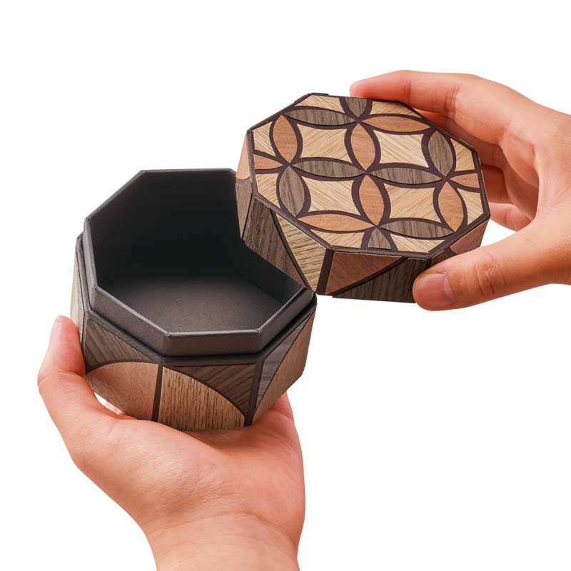 片手に収まるサイズで、小物を入れたり、お菓子を入れたり、お好みに合わせて使えます