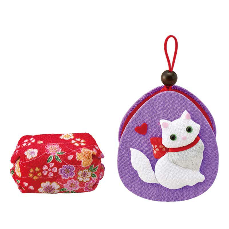 押絵モチーフの土台に香り袋を入れます