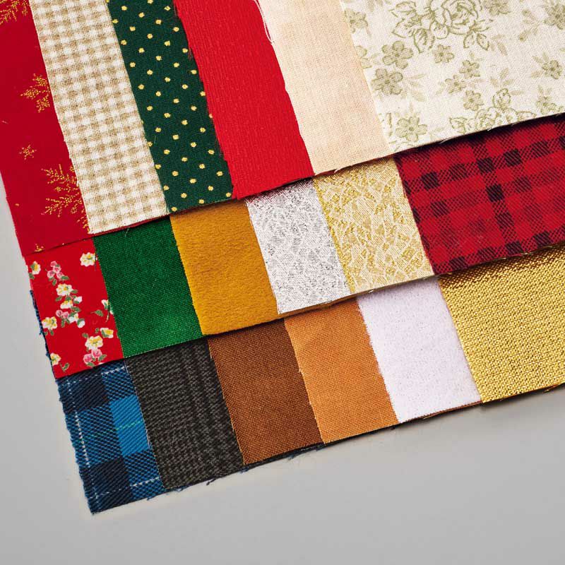 クリスマスだからこその柄布を含む18種類の布で仕上げます
