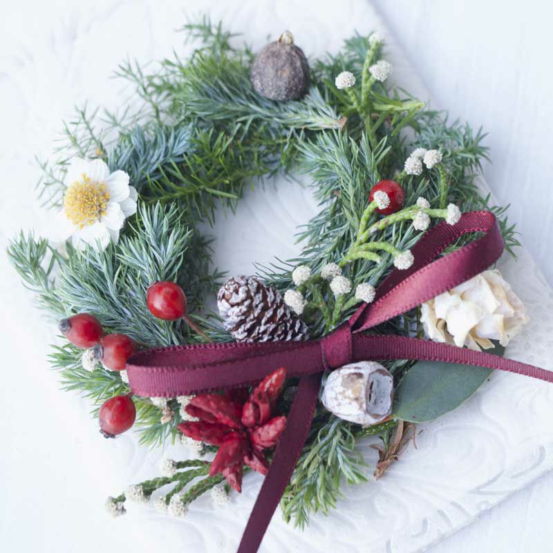 クリスマスリースには「新年の幸福」「豊作祈願「魔除け」「永遠の愛」という４つの意味があるとされています