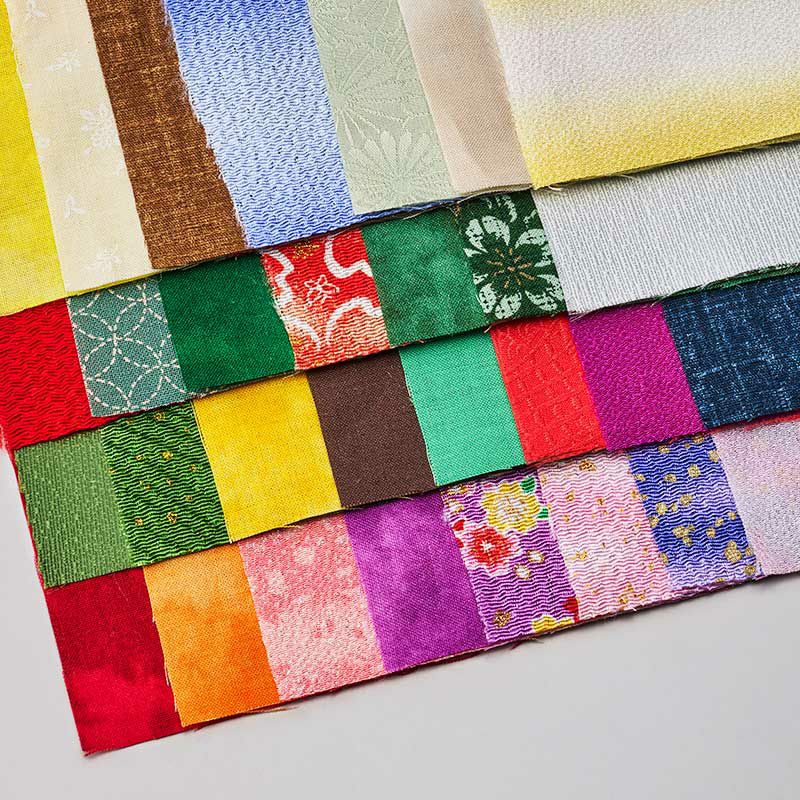 クリスマスだからこその柄布を含む18種類の布で仕上げます