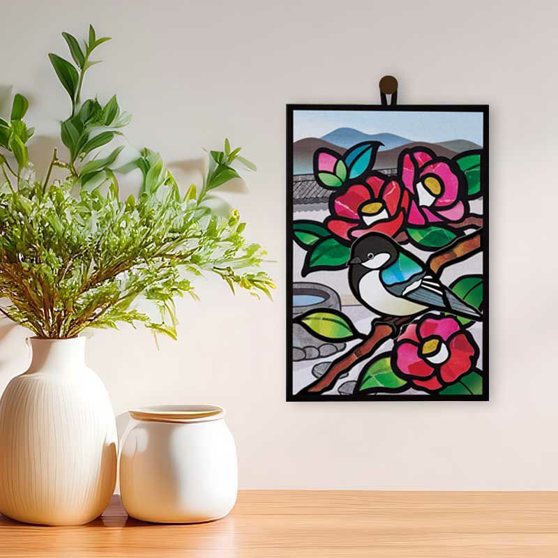 色鮮やかな椿とシジュウカラの絵柄は、お部屋に飾って季節感を演出します