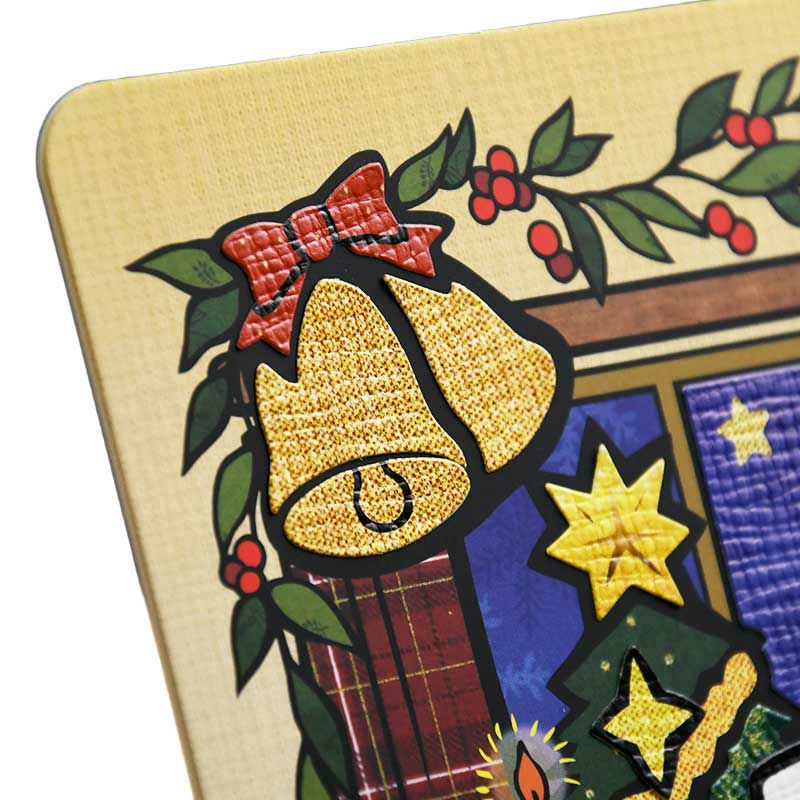 パーツのシールには、布の風合いを表現するために凹凸のあるエンボス加工が施されています