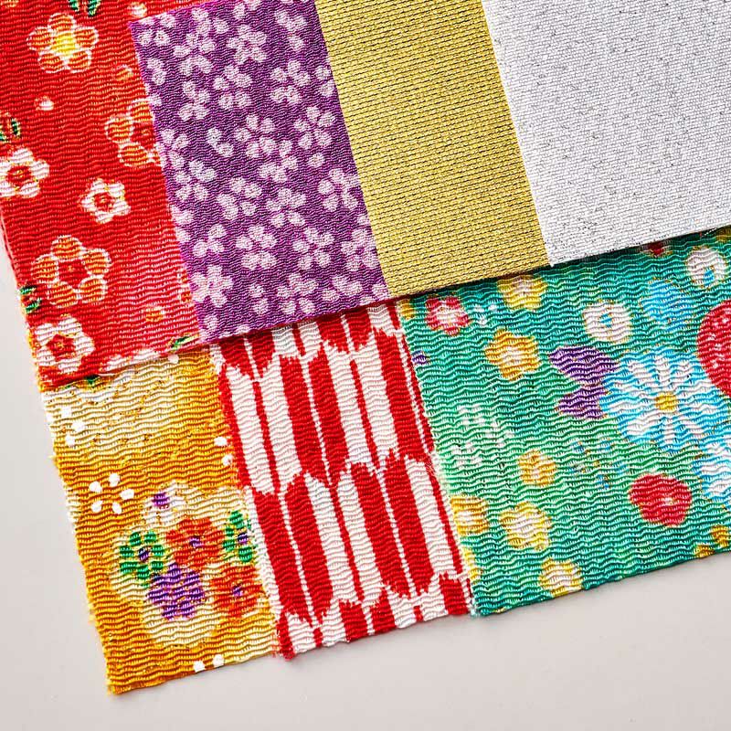 色鮮やかなちりめん布や金地の布を、合わせて7枚使って作ります