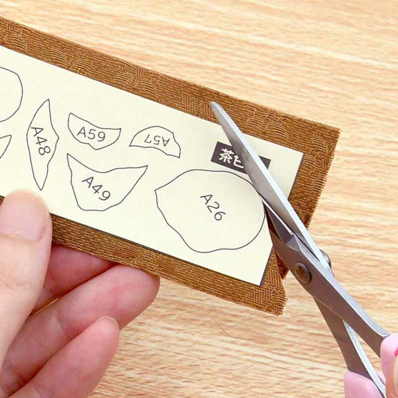はさみで布を切るだけ