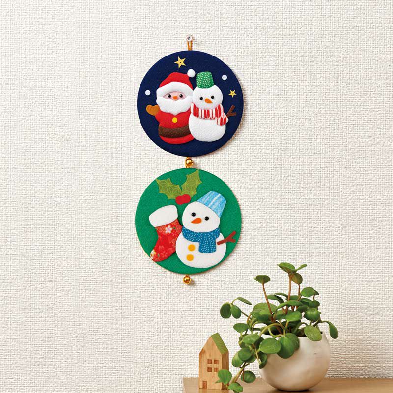 鈴に紐を掛けて、かんたん押絵同士を繋げて飾ることができます。