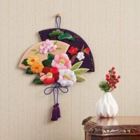 吉祥の花々を末広がりの扇形でまとめた縁起の良い花飾り