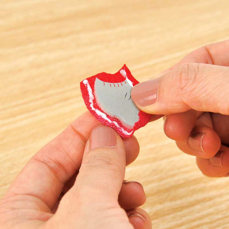 型抜きパーツをくるんで作ります