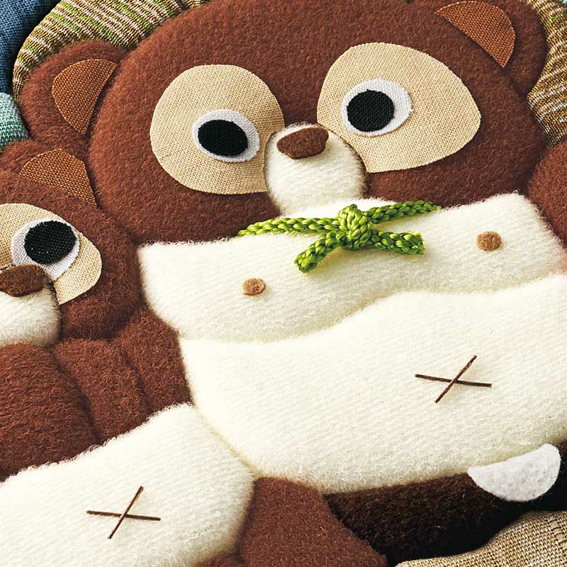 たぬきのふわふわした毛並みは、わた布で表現します