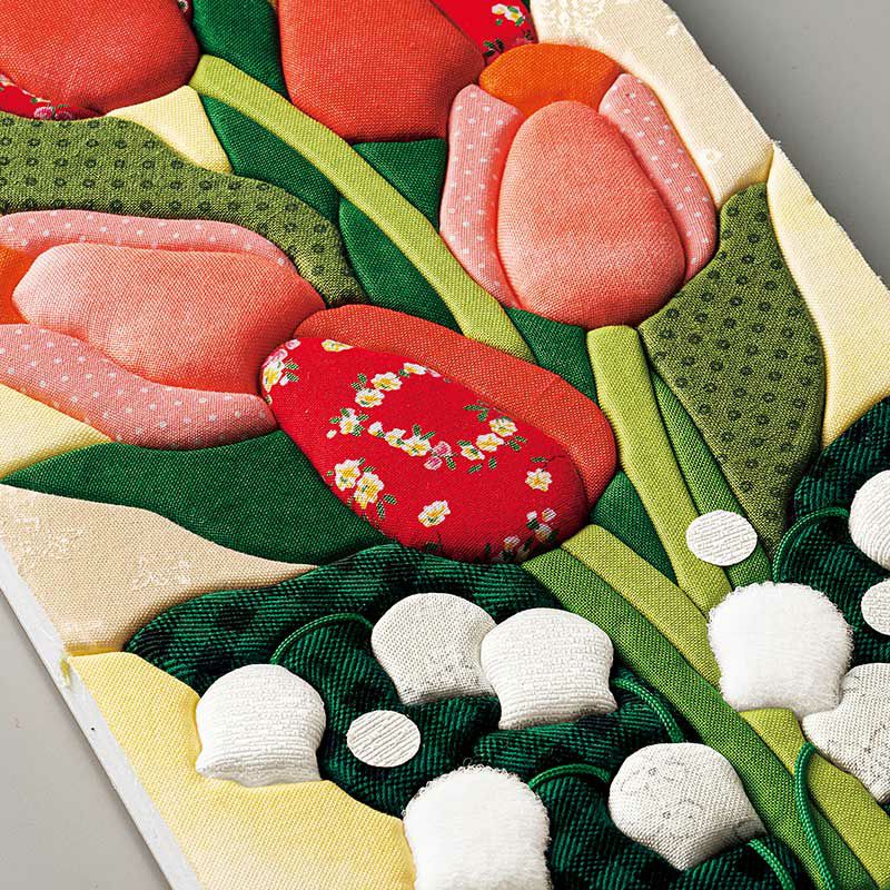 チューリップや鈴蘭をを色鮮やかな布で立体的に表現します