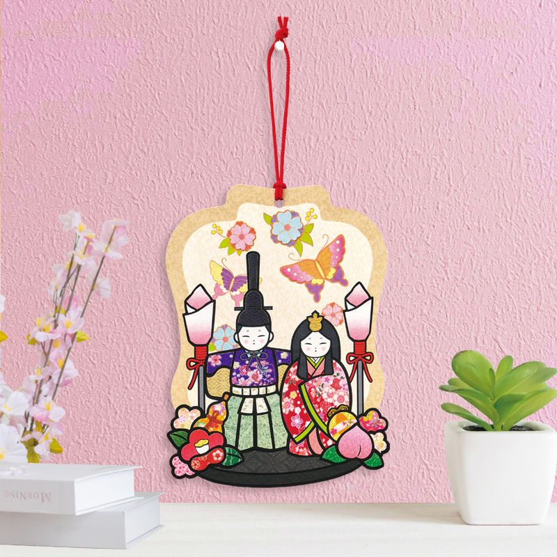 伝統的な立雛に、蝶や椿、桃などの可愛らしいモチーフを集めました