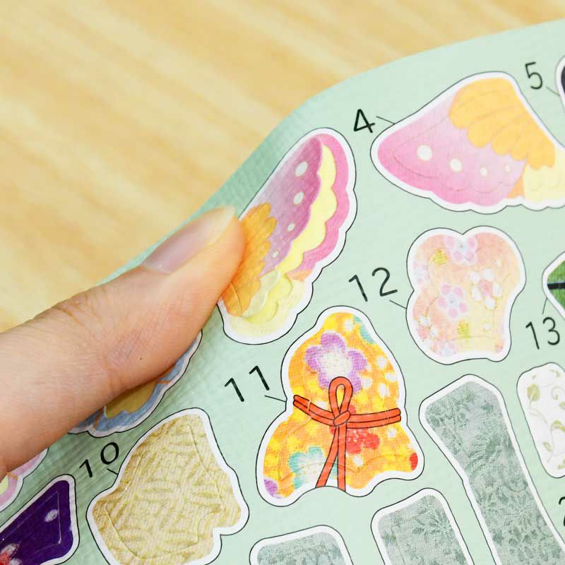 シールは厚みがあるので、折り曲げると台紙からはがしやすい