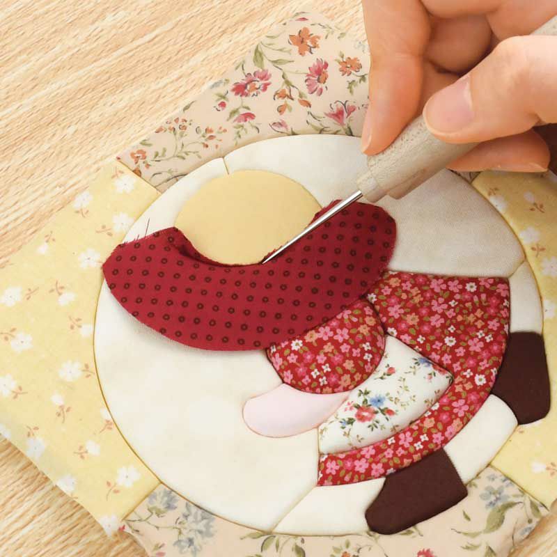 目打ちでミゾをなぞって布を入れこんで作ります