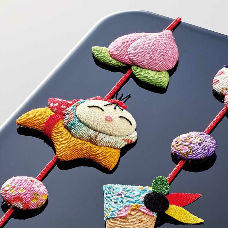 ふっくらとしたモチーフと、高級感溢れる鏡面仕上げ(ピアノ塗装)