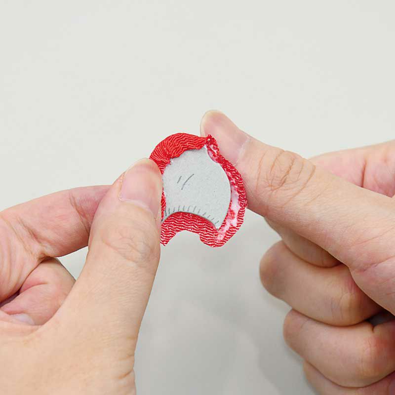 型抜きパーツを布でくるみます