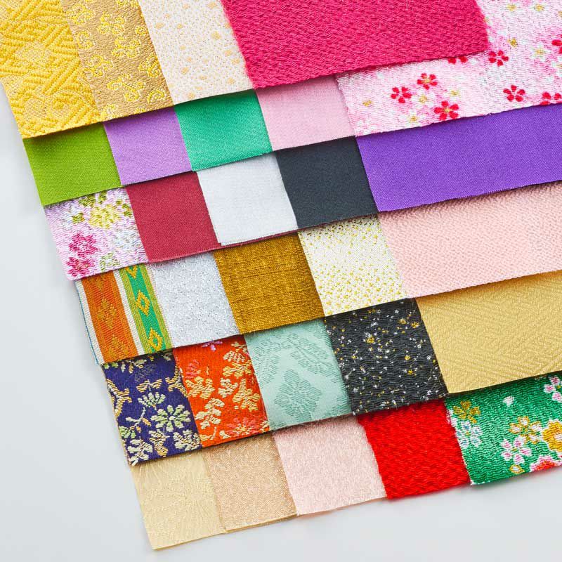 艶のあるジャガード生地や、高級感溢れる正絹金襴生地など29枚の布を使って作ります