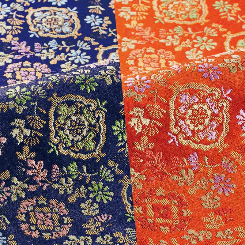 華やかな伝統文様として重宝されてきた「宝相華文様」と、運気上昇や吉祥を意味する「立涌文様」を使った共柄の正絹