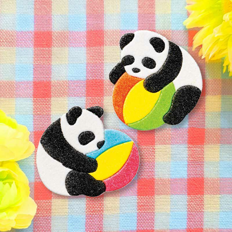 ボールを抱えて遊んでいる姿が可愛らしいパンダ