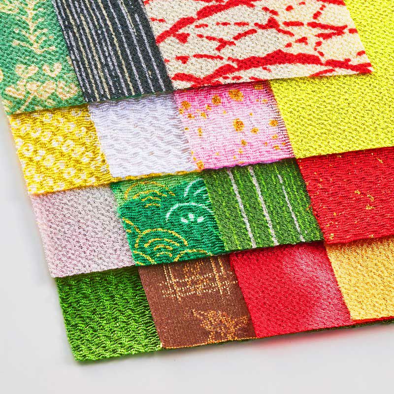 国産のちりめん布を含む16枚の布で作ります