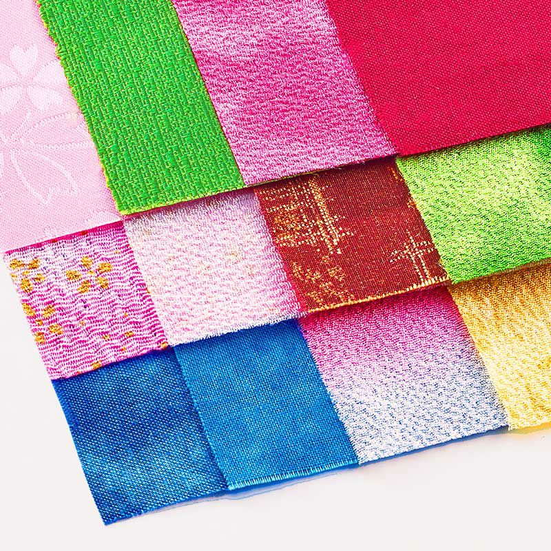 12種類の様々な質感の布を使って仕上げます