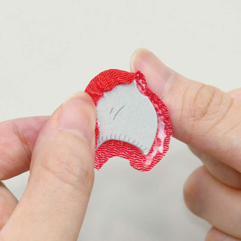 型抜き済みパーツを布でくるみます