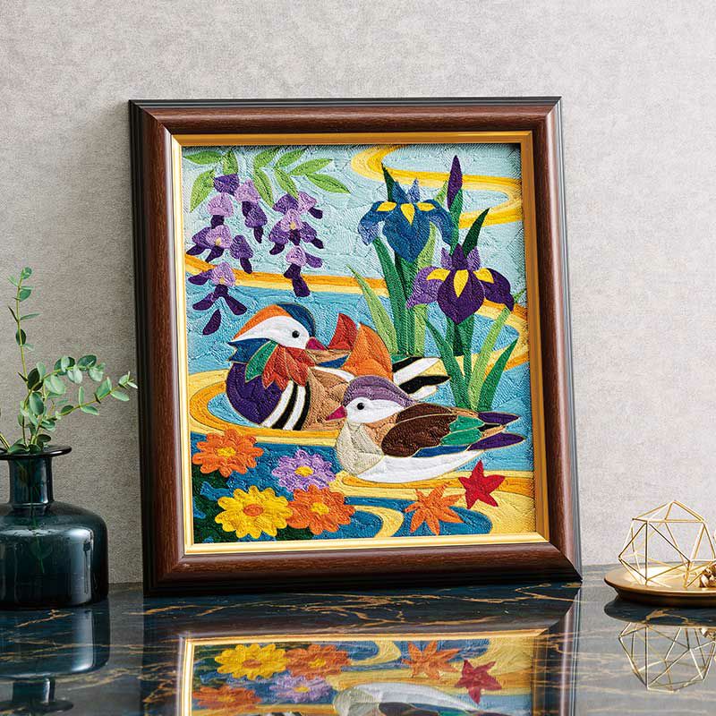 刺繍糸の絵・おしどりと吉祥花｜株式会社さくらほりきり