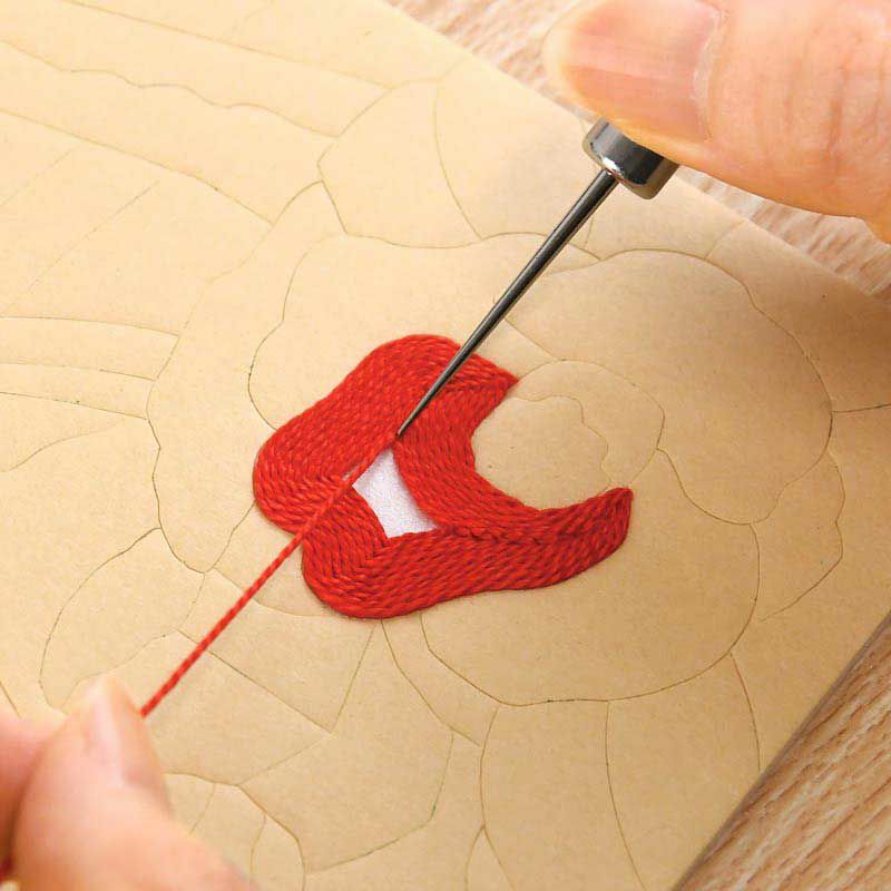 刺繍糸を下絵ボードに貼っていくだけで作ることができます