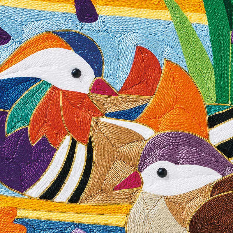 絵柄の一部に金糸を使い、<br>刺繍糸だけでは表現できない<br>七宝焼のような豪華な雰囲気を表現します