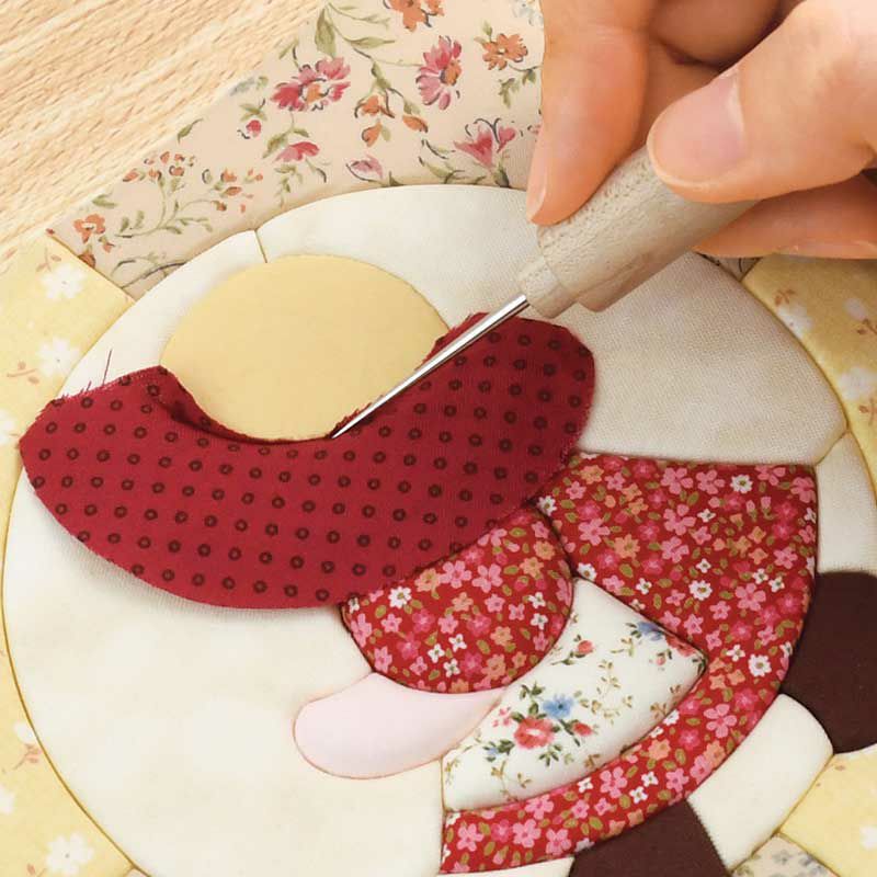 目打ちでミゾをなぞって布を入れこんで作ります