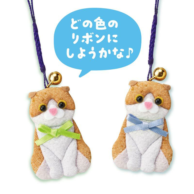 私の手作り/お魚抱えた万歳ニッコリ猫さん/古布ちりめん ちりめん根付・おめかしキャット｜株式会社さくらほりきり