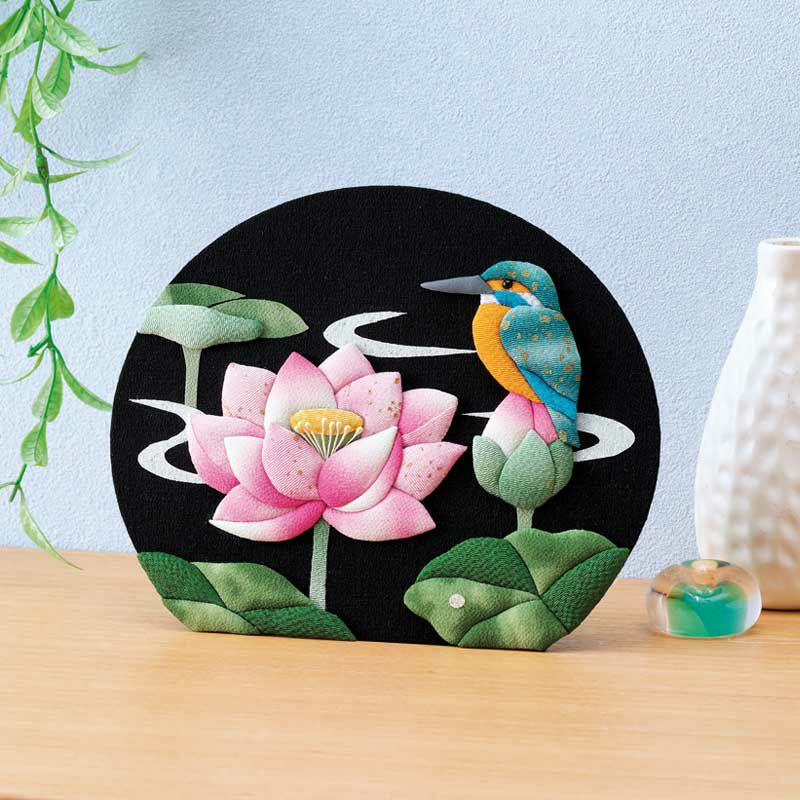押絵飾り・花歳時記（カワセミと蓮）｜株式会社さくらほりきり